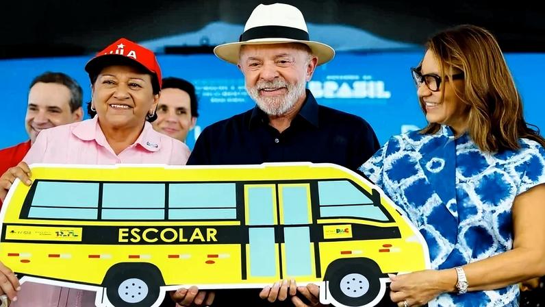 Na mesma cerimônia de entrega do túnel, Lula também entregou 20 ônibus escolares para a governadora do RN, Fátima Bezerra (PT) - (crédito: Ricardo Stuckert/PR)