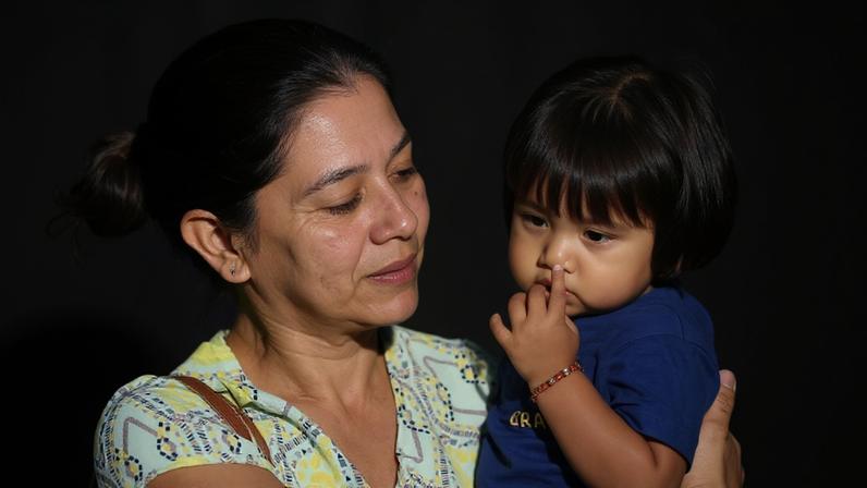 Kamutaja com a filha: finalmente, o reconhecimento de que uma nação originária sofreu nas mãos de agentes do Estado que deveriam protegê-los - (crédito: Minervino Júnior/CB/D.A Press)
