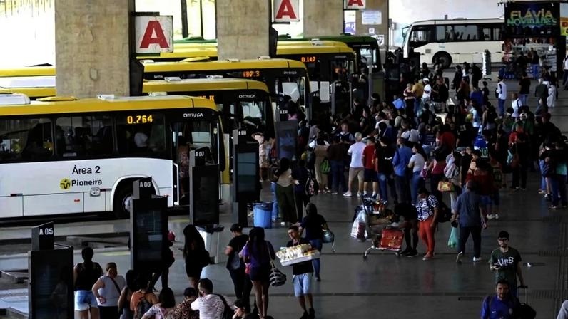 Segundo o Censo, 21,4% da população ocupada utiliza ônibus para ir ao trabalho. Em 2025, o sistema metroferroviário transportou 2,59 bilhões de passageiros - (crédito: Minervino Júnior/CB/D.A.Press)
