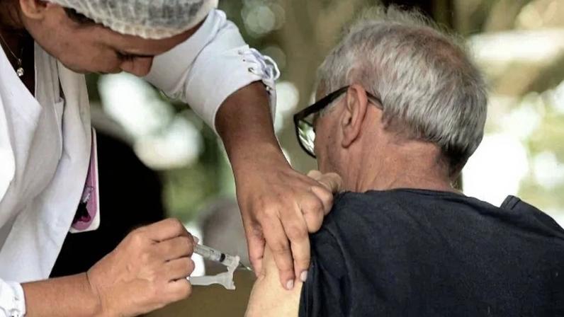 Para receber o imunizante, os interessados devem apresentar um documento oficial de identificação com foto e o cartão de vacinação - (crédito: Minervino Júnior/CB/D.A.Press)