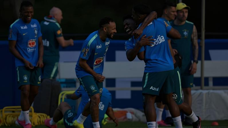 Entre risos e abraços: astros da equipe canarinho, Neymar, Vini Jr. e Endrick incrementam o entrosamento, embalados pelo sucesso midíatico - (crédito: Mauro Pimentel/AFP)