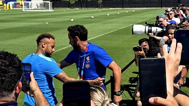 Neymar e Nenê se abraçaram durante treino da Seleção Brasileira neste sábado (4/7. - (crédito: Pedro Bueno/No Ataque)