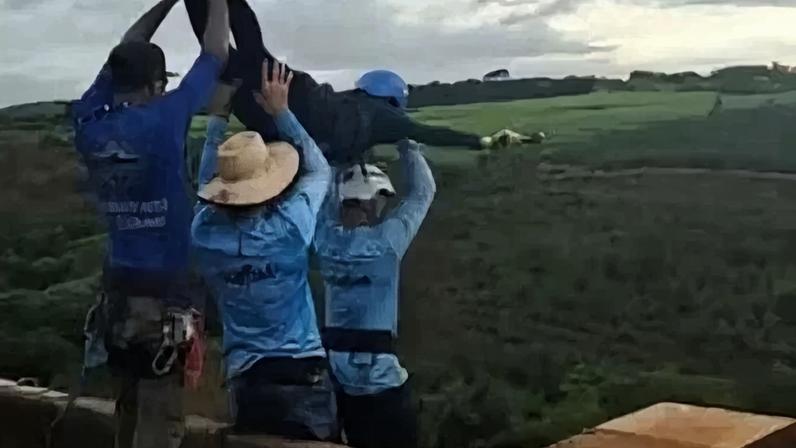 Pelas imagens, não havia corda para evitar a queda livre da jovem - (crédito: Reprodução de vídeo)