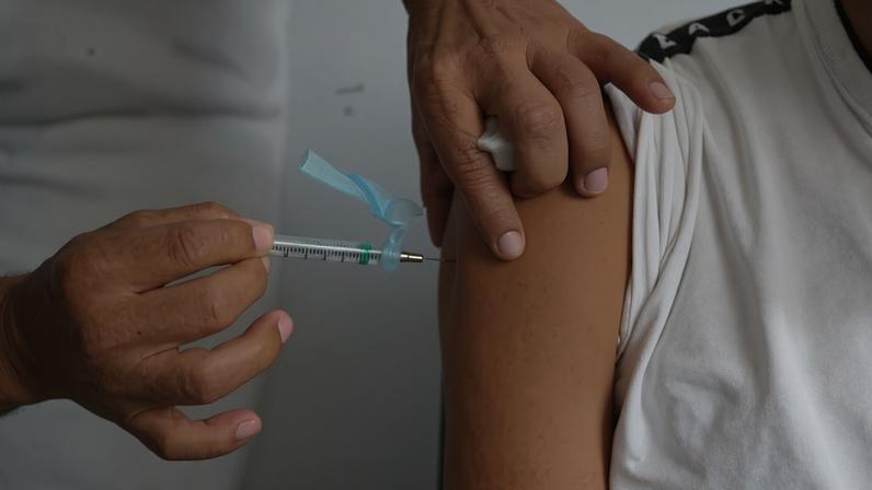 Imunizante pode prevenir diferentes tipos de câncer associados ao vírus, como os de colo do útero, pênis, ânus, garganta e região orofaríngea - (crédito: Lúcio Bernardo Jr./Agência Brasília)