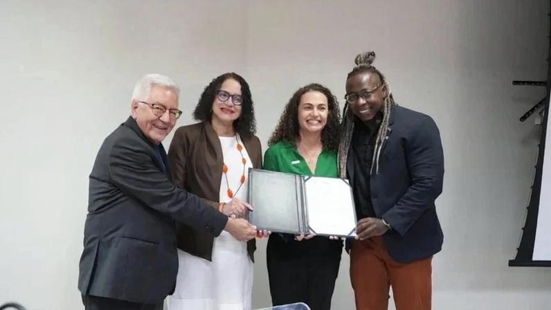 Olival Freire Júnior ;da CNPq; Luciana Santos, Roberta Alves Mendes e Aloisio Orlando;da Petrobras; assinam Projeto Inspiração nesta terça-feira (30/6), em Brasília. - (crédito: Pablo Valadares)