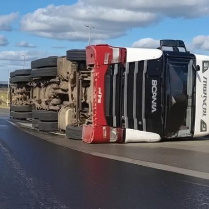 Carreta tomba no viaduto da DF-290 durante a tarde de quinta-feira