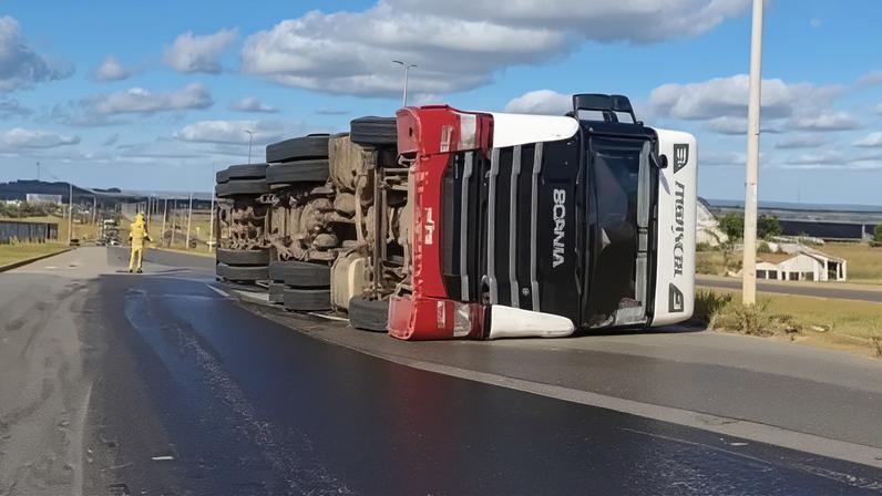 O veículo apresentava um vazamento de óleo diesel vindo do tanque de combustível, o que aumentou o risco da ocorrência - (crédito: Divulgação/CBMDF)