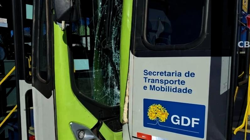 Três passageiros ficaram feridos em batida entre dois ônibus - (crédito: Divulgação/CBMDF)