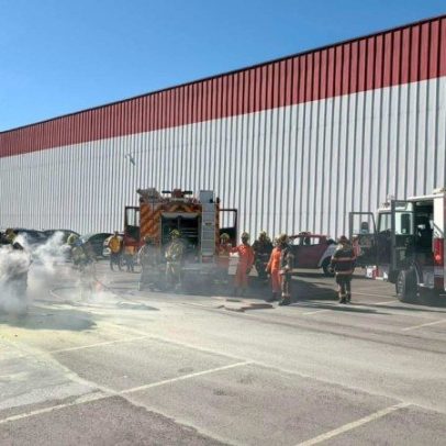 Incêndio atinge carro no Pistão Sul em Taguatinga e mobiliza bombeiros