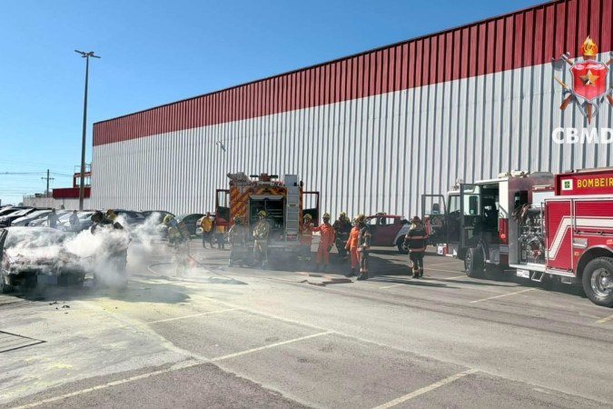 CBMDF combate incêndio em veículo no Pistão Sul