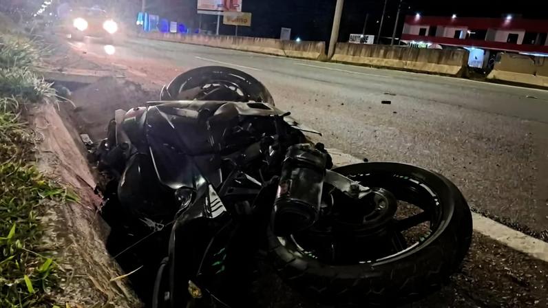 Homem morre após bater em mureta de proteção na BR-020 - (crédito: CBMDF/ Divulgação )
