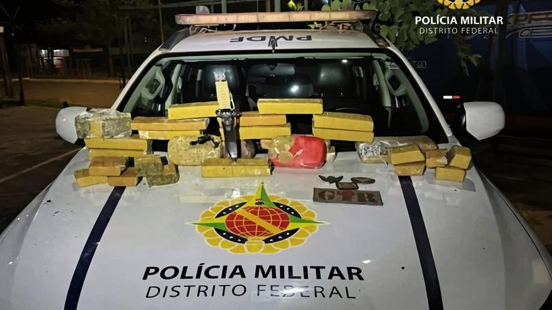 Droga foi apreendida em fardos de farinha - (crédito: PMDF/Divulgação)