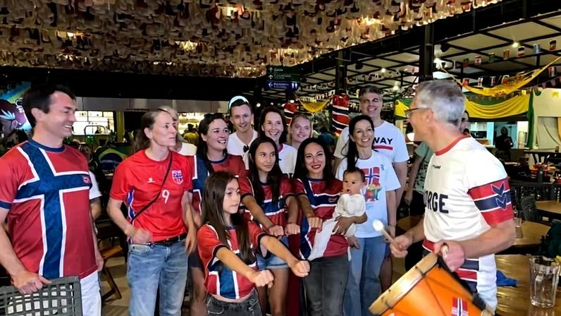 Noruegueses comemoram vitória no Bosque Park - (crédito: Davi Cruz/CB/D.A Press)
