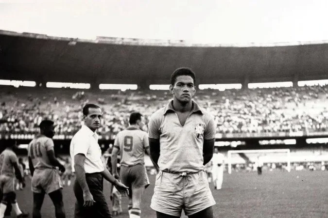 NY Times faz obituário de Garrincha com 43 anos de atraso; entenda por quê