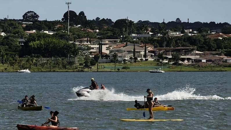 Frequentadores contam que banhistas e pescadores não se sentem seguros no local, com receio de serem atropelados - (crédito: Minervino Júnior/CB/DA Press)