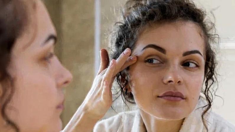 O tratamento contra as olheiras pode ser fundamental para o rejuvenescimento da pele - (crédito: Freepik)