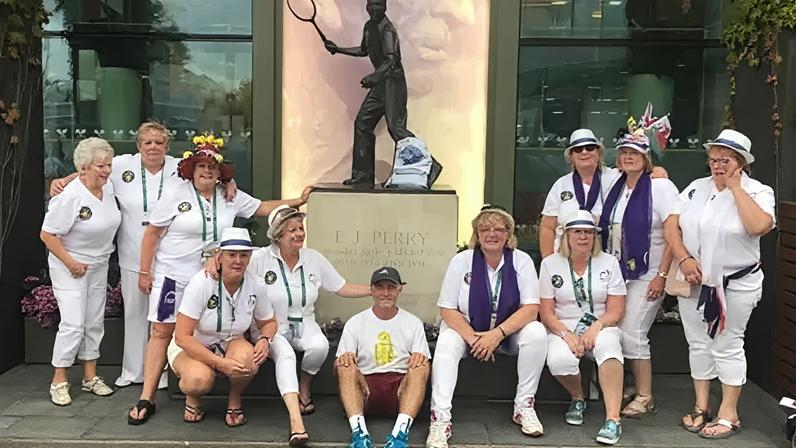 Wimbledon atrai fãs pela aura especial, em contraste com Glastonbury