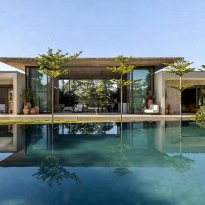 Projeto em Brasília une duas casas em uma com jardim e piscina interligados