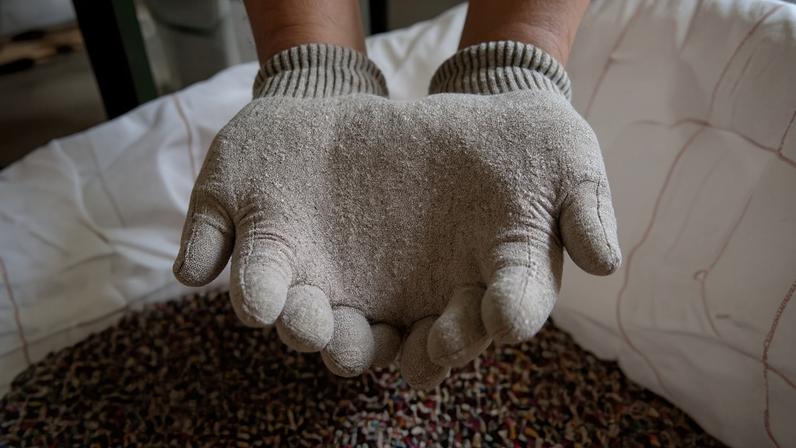 Fragmentos de borracha reciclada provenientes de chinelos Havaianas: material é reaproveitado em novos produtos.
