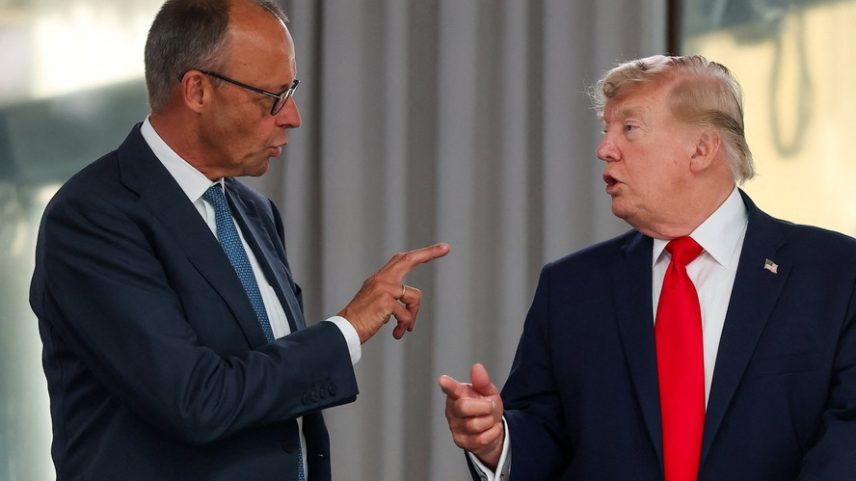 O presidente dos EUA, Donald Trump, conversa com o chanceler alemão Friedrich Merz durante um almoço de trabalho com líderes do G7 e do Oriente Médio, na cúpula do G7, em Évian-les-Bains, França, em 16 de junho de 2026