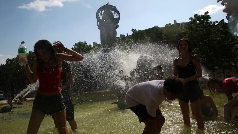Onda de calor extremo atinge Paris, na França — Foto: Reuters/Abdul Saboor