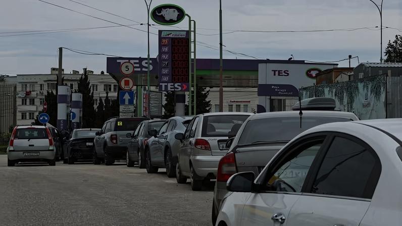 Carros fazem fila em posto após restrição de venda de combustíveis na Crimeia, anexada pela Rússia