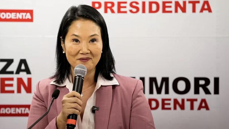 A conservadora peruana Keiko Fujimori discursa para a imprensa na sede de seu partido, Força Popular, após derrotar por uma pequena margem o deputado de esquerda Roberto Sánchez na eleição presidencial peruana, antes do anúncio oficial do resultado, em Lima, Peru, 24 de junho de 2026 — Foto: REUTERS/Angela Ponce