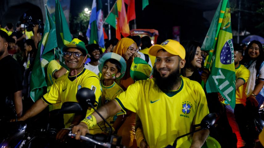 Fãs da seleção brasileira se reúnem em Bangladesh — Foto: REUTERS/Mohammad Ponir Hossain