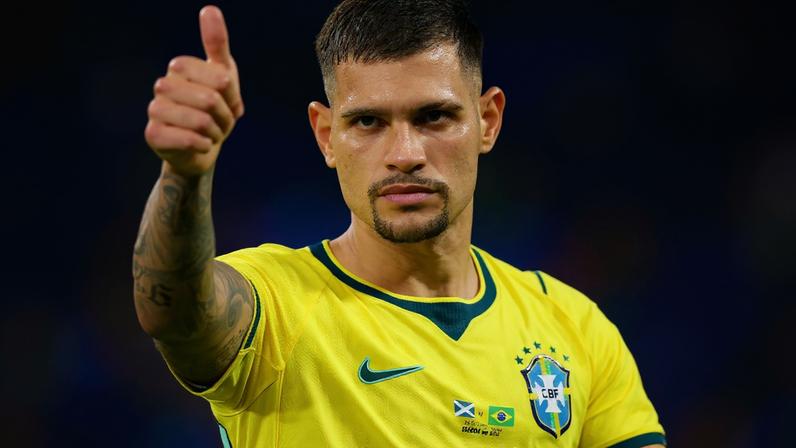Bruno Guimarães em treino na seleção brasileira
