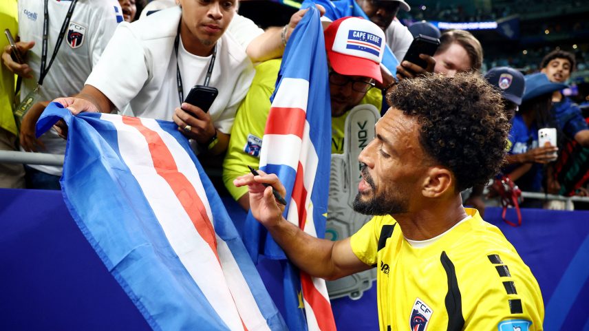 Vozinha festeja vaga de Cabo Verde à segunda fase da Copa do Mundo — Foto: REUTERS/Phil Noble