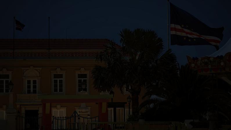 Bandeira nacional de Cabo Verde em frente ao Paláco Presidencial, na capital do país, Praia — Foto: Sodiq Adelakun/Reuters