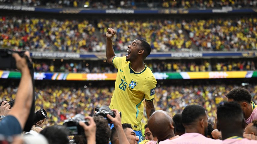 Rayan comemora gol de Gabriel Martinelli em Brasil x Japão — Foto: REUTERS/Annegret Hilse