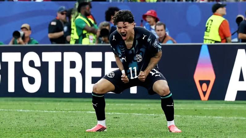 Mauricio comemora a classificação do Paraguai sobre a Alemanha — Foto: REUTERS/Amanda Perobelli
