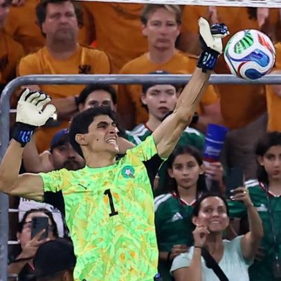 Goleiro do Marrocos usa técnica de futsal para defender pênalti na Copa