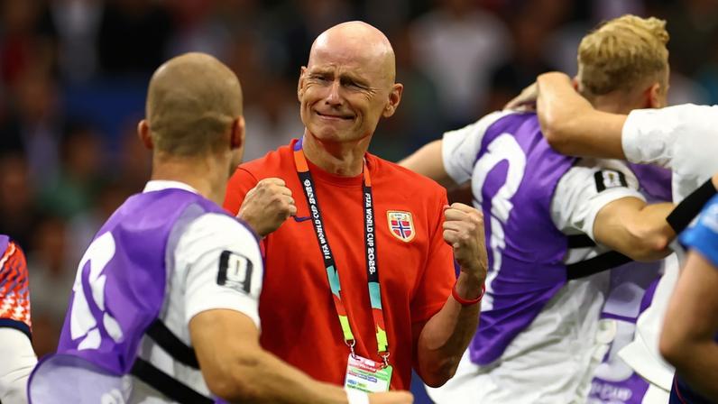 Stale Solbakken depois da vitória da Noruega sobre a Costa Rica — Foto: Hannah Mckay / Reuters