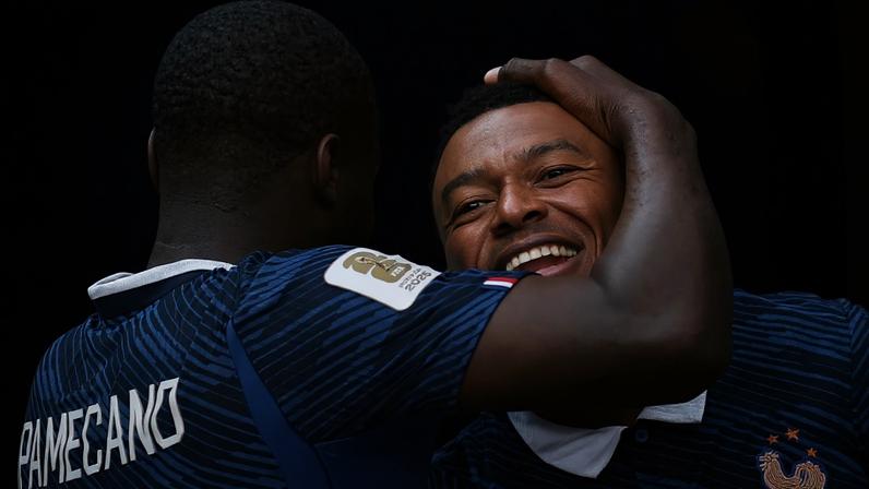 Kylian Mbappe comemora o gol em França x Suécia — Foto: Reuters/Vincent Carchietta