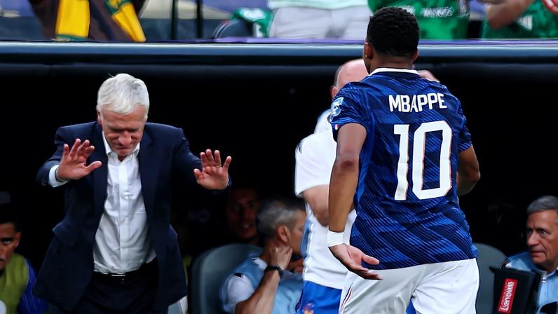 Deschamps presta reverência a Mbappé no momento da substituição em França x Suécia — Foto: Reuters/Vincent Carchietta