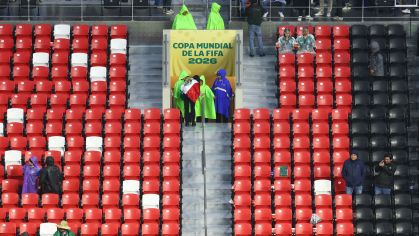 Imagem geral dos torcedores vestindo capas de chuva dentro do estádio antes da partida