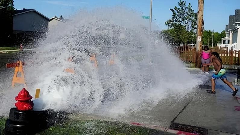 Abertura não autorizada de um hidrante proporciona um alívio temporário do calor extremo para crianças em Milwaukee, nos EUA