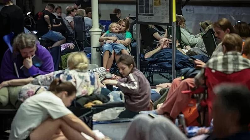 Pessoas se abrigam dentro do metrô durante um ataque mísseis e drones russos em Kiev