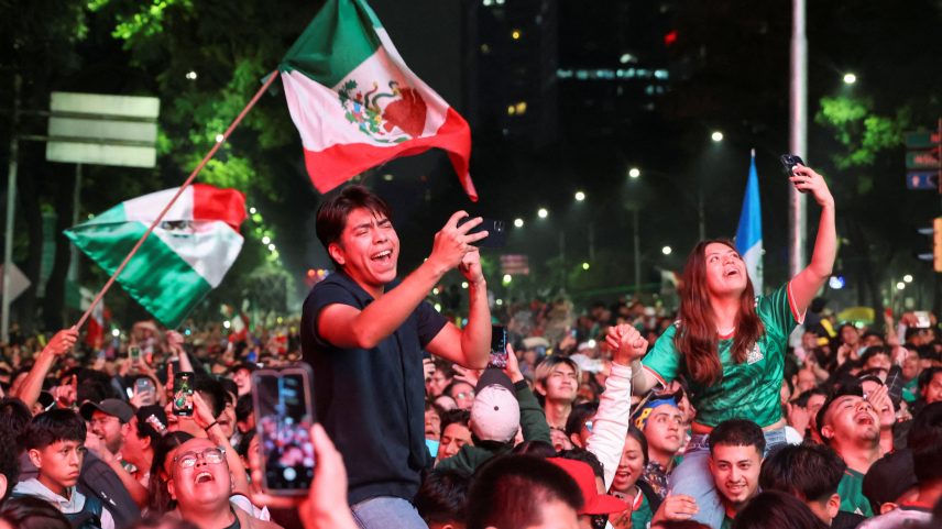 Torcida do México assiste à vitória sobre o Equador na Copa do Mundo — Foto: Luis Cortes/REUTERS