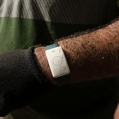 Barcelona distribui pulseiras de monitoramento de temperatura a trabalhadores