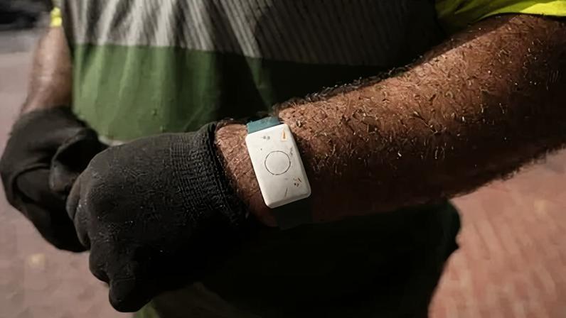 Trabalhador usa pulseira de monitoramento de temperatura em Barcelona, Espanha, em 1º de julho de 2026