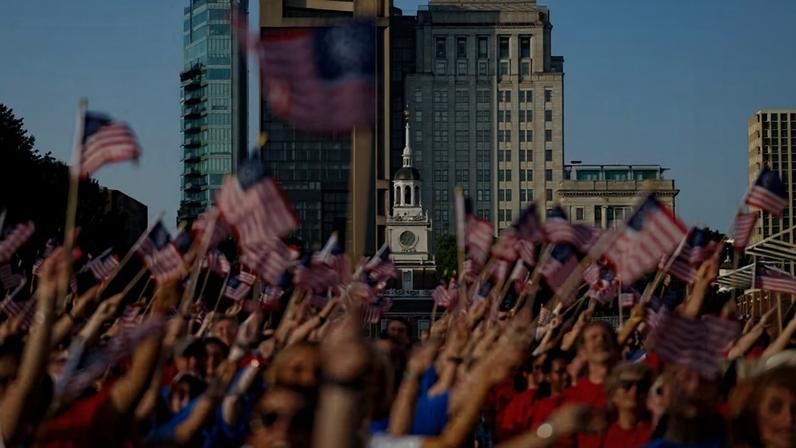 Pessoas comemoram os 250 anos dos Estados Unidos na Filadélfia — Foto: Reuters