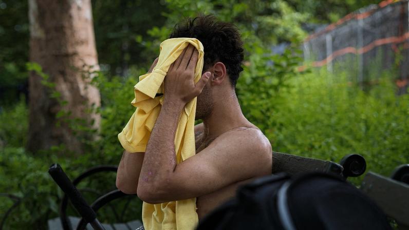 Um homem enxuga o rosto durante uma onda de calor no Brower Skate Park, em Nova York, nos Estados Unidos. — Foto: Reuters