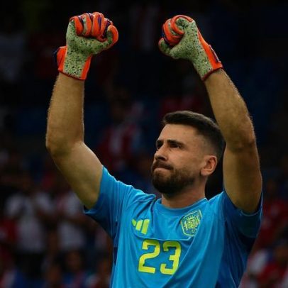 De la Fuente elogia Unai Simón após recorde em Copas do Mundo
