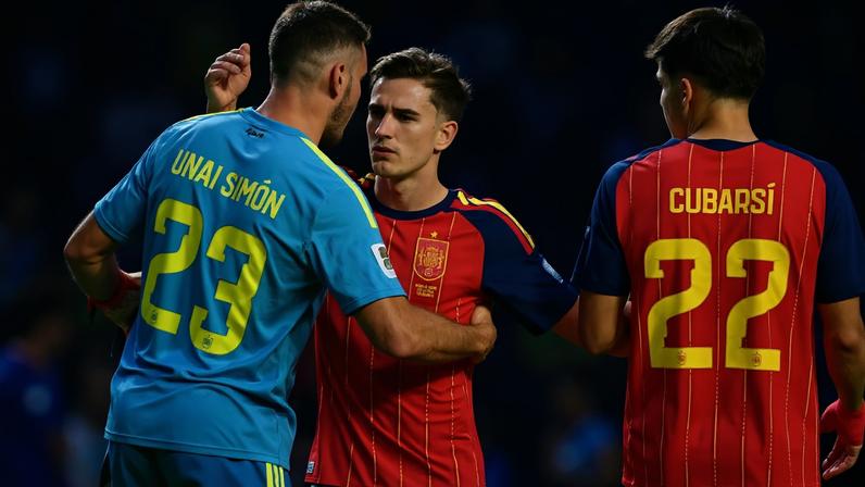 Unai Simon, Gavi e Pau Cubarsi celebram após a classificação da Espanha para as oitavas de final da Copa do Mundo FIFA 2026