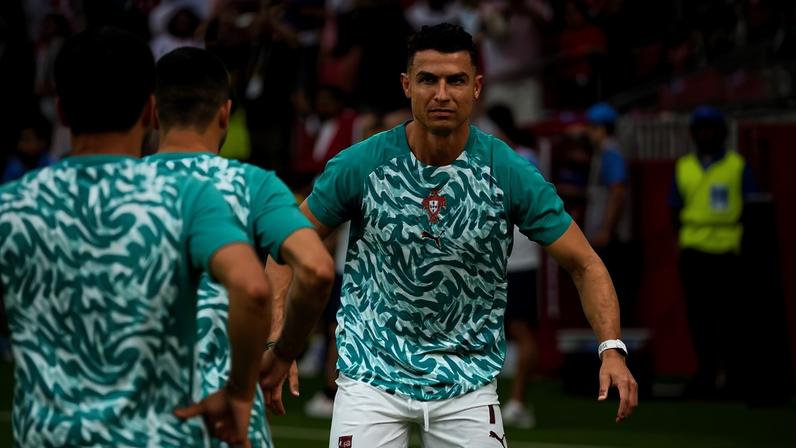 Cristiano Ronaldo com pulseira fitness durante aquecimento antes de Portugal x Croácia — Foto: Reuters