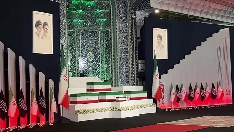 Caixões de Khamenei e sua família expostos antes da cerimônia de despedida em massa