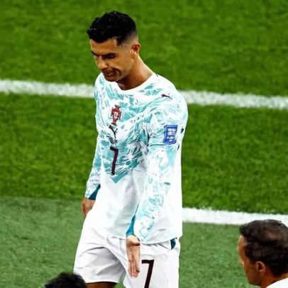 Cristiano Ronaldo é substituído e deixa o campo com expressão séria